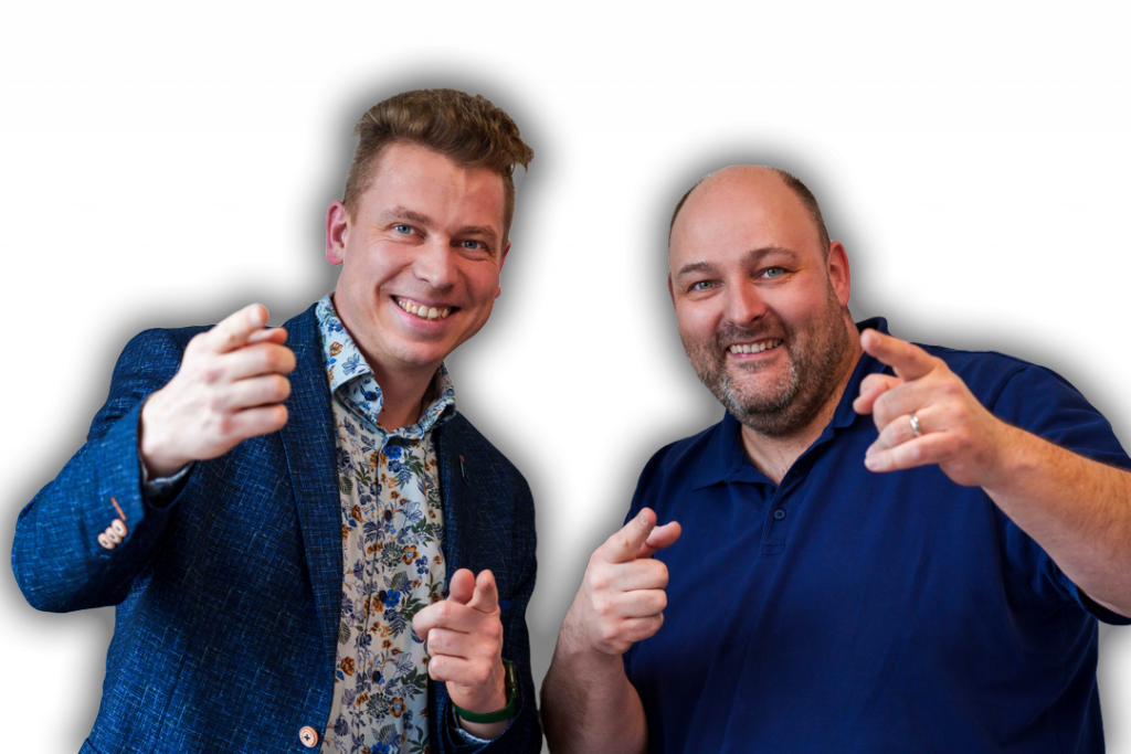 Die Inhaber von LGM Studios, spezialisiert auf Podcasts für Kommunen & Unternehmen, mit fröhlichen Gesichtern zeigen mit ihren Zeigefingern auf den Betrachter