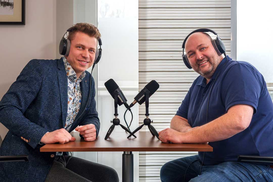 Die Inhaber von LGM Studios nehmen einen Podcast für Kommunen & Unternehmen auf