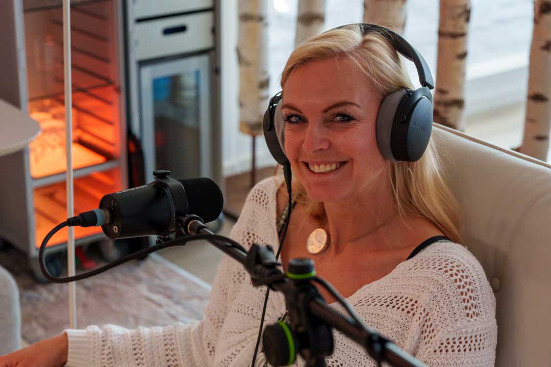 Junge Kundin von LGM Studios nimmt gerade einen Podcast für Kommunen & Unternehmen auf